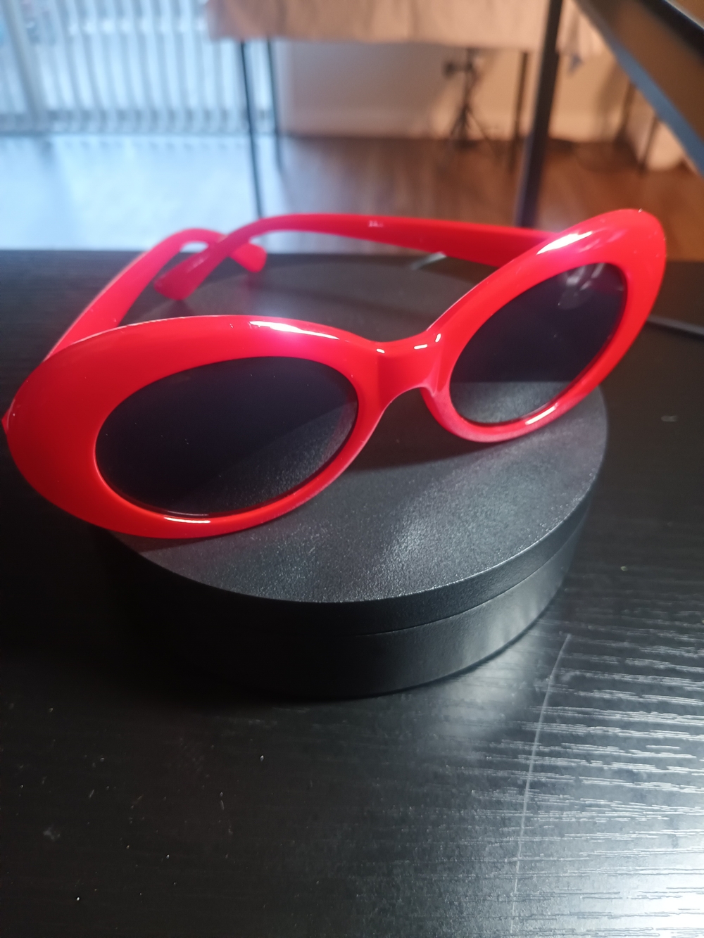 Red Oval Women’s Sunglasses — Sleek Retro Style